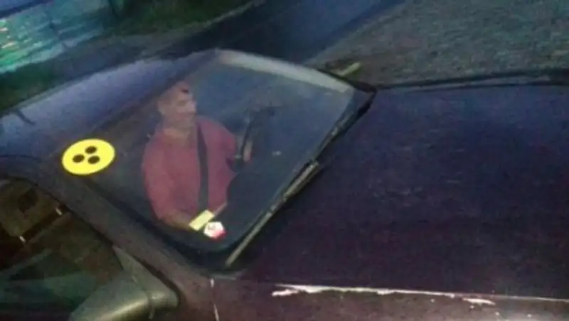 Глухонемой водитель такси возит пассажиров бесплатно в Шымкенте