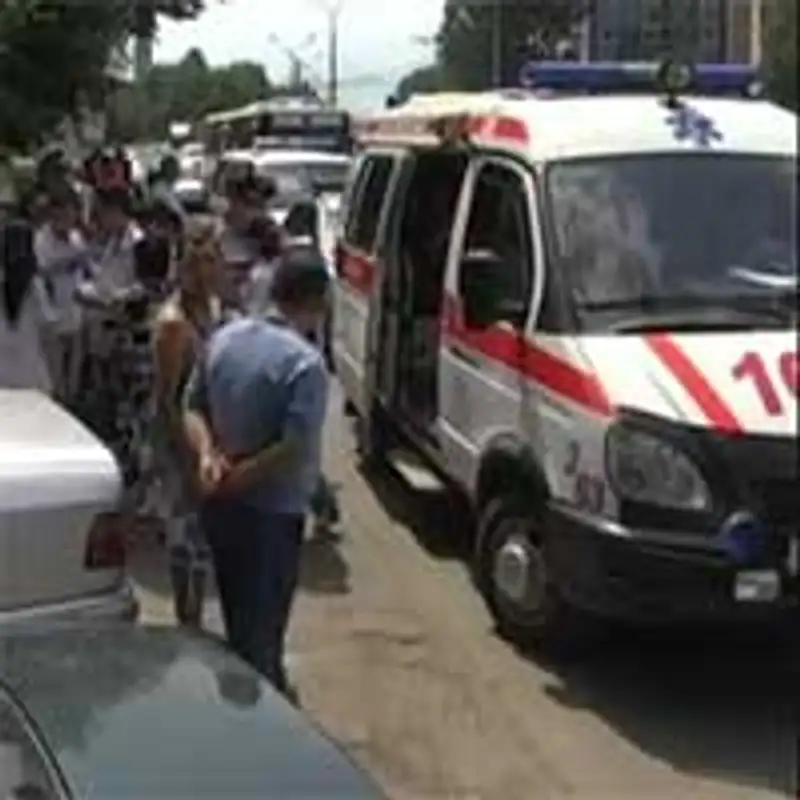 При столкновении двух автобусов, устроивших гонки на одной из центральных улиц Алматы, пострадали 16 человек