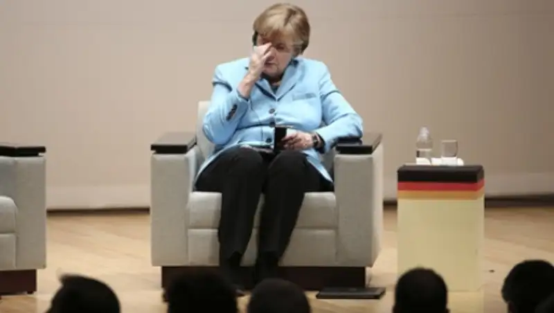 Меркель в Японии призвала продлить санкции против России