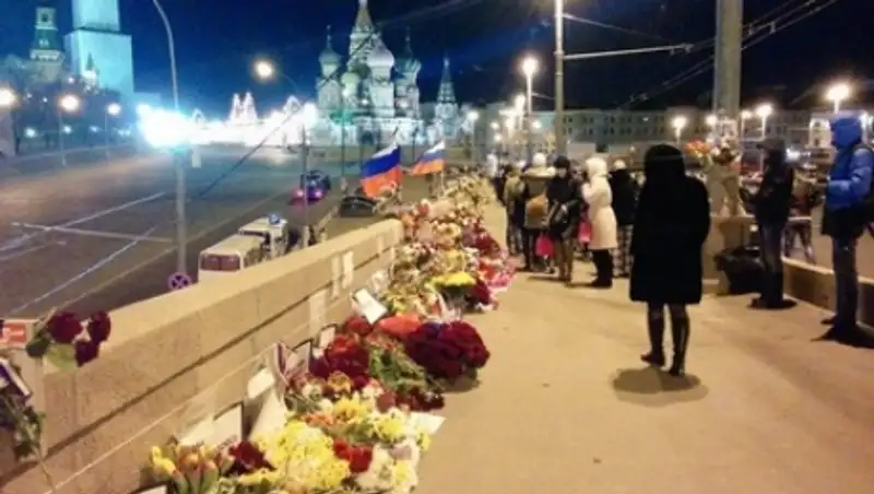 Мэрия объяснила уборку места убийства Немцова