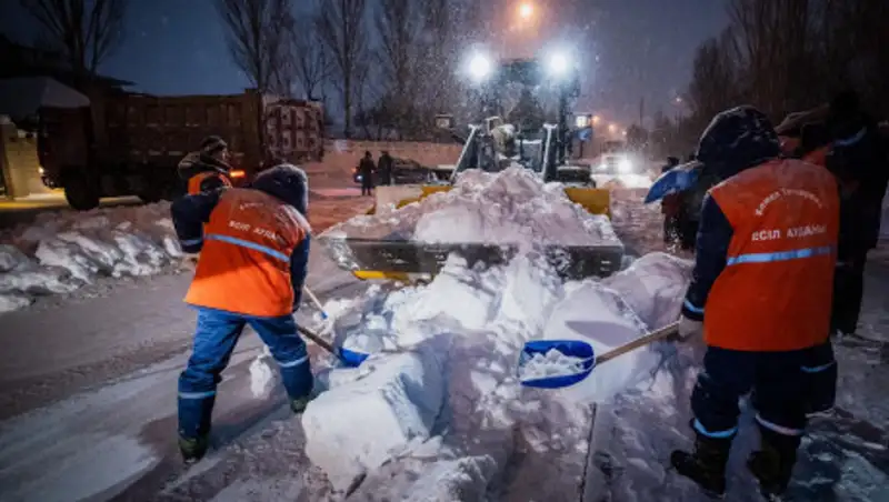 Тысячи рейсов совершают КамАЗы, вывозящие снег из Нур-Султана