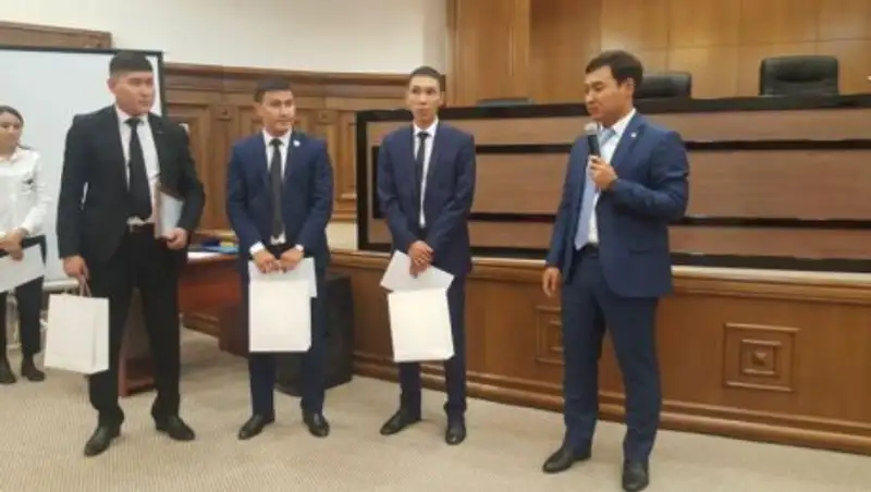 Спасшие людей из пожара работники спецЦОНа получили награду