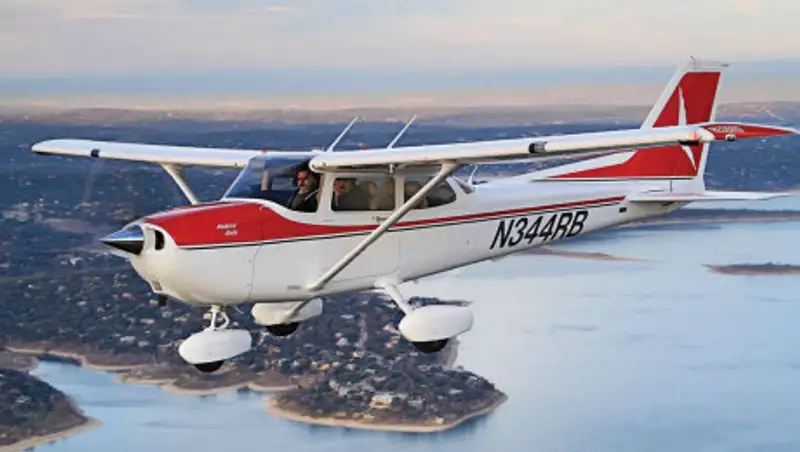 Пилот оставил надпись в небе на русском над США