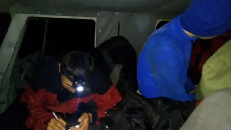 Группу молодых парней спустили с гор спасатели