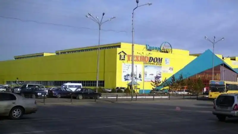 На парковке в ТЦ Караганды нашли труп мужчины