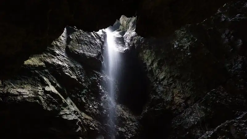 Американского исследователя достали из глубокой пещеры в Турции