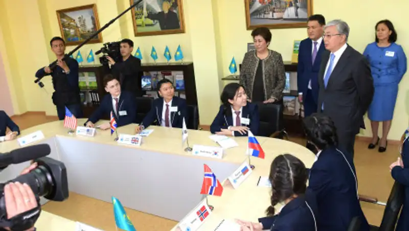Касым-Жомарт Токаев ознакомился с работой клуба "Модель ООН" в Павлодаре
