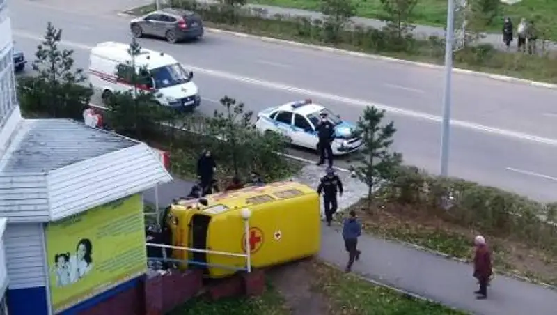 В Петропавловске перевернулась машина скорой помощи