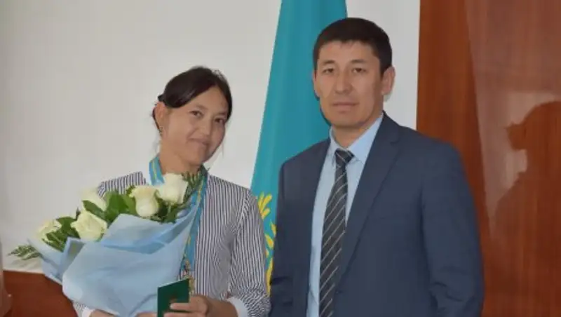 В Атырау 19 многодетных матерей наградили подвесками «алтын» и «күміс алқа»