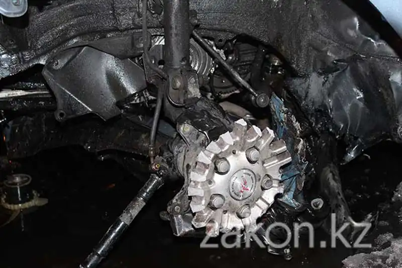 В Алматы Тойота «без водителя» врезалась в бетонное ограждение (фото) В Алматы Тойота «без водителя» врезалась в бетонное ограждение (фото), фото - Новости Zakon.kz от 21.11.2013 15:56