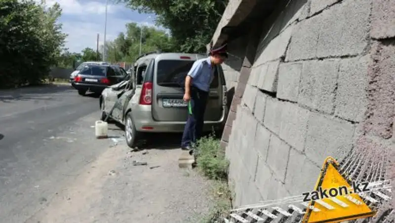 В Алматы Lada протаранила забор