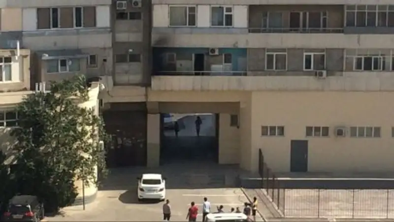 В Актау рискующий жизнью мужчина потушил пожар на балконе соседей