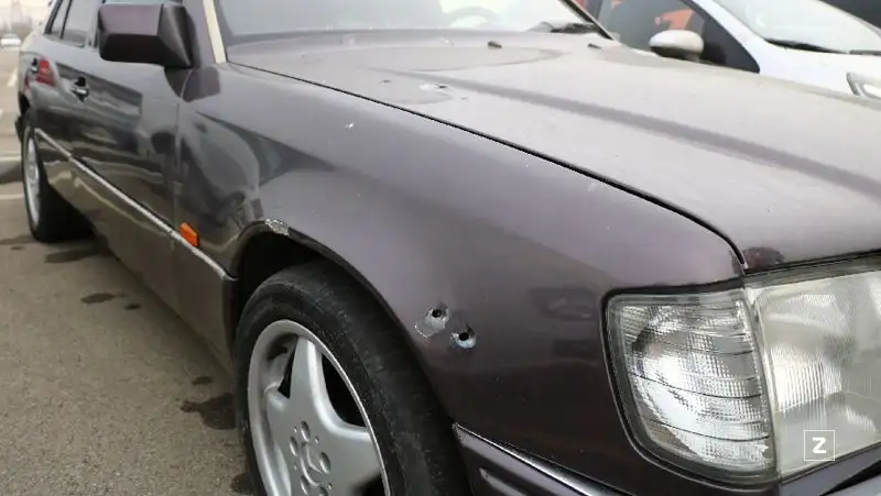 Mercedes-Benz, обстрелянный , фото - Новости Zakon.kz от 13.01.2022 15:49