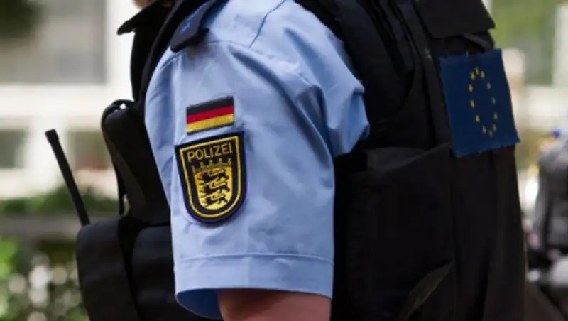 Неизвестные украли фургон с 400 тысячами защитных масок в Германии