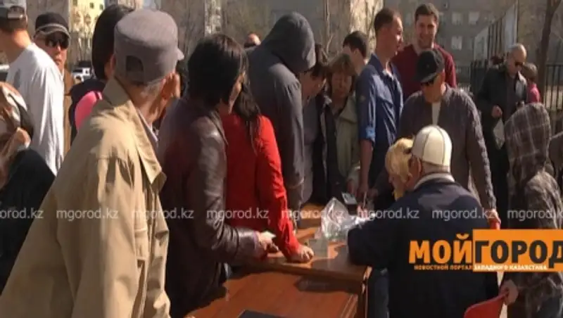 Жители Актобе устроили давку из-за бесплатных саженцев