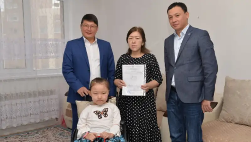 Дорожно-строительная компания подарила квартиру семье "хрустальной девочки" в Нур-Султане