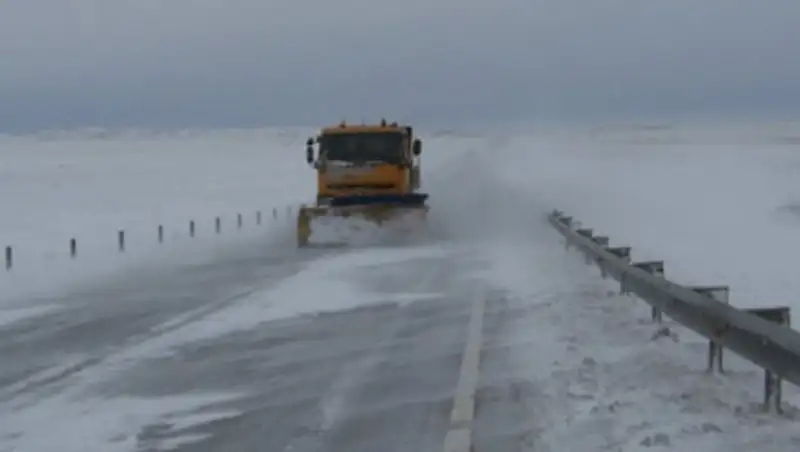 В трех областях Казахстана временно закрыты все дороги