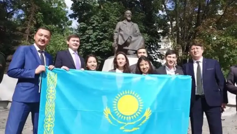 Казахстанцы поздравили москвичей с Днем города известной песней