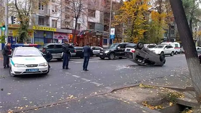 В центре Алматы перевернулся автомобиль, погиб ребенок