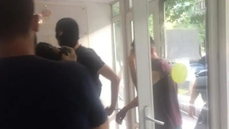 Подозреваемый в убийстве Дениса Тена разрыдался в суде