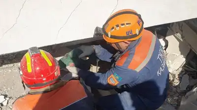 спасатели разгребают завалы, фото - Новости Zakon.kz от 09.02.2023 20:51