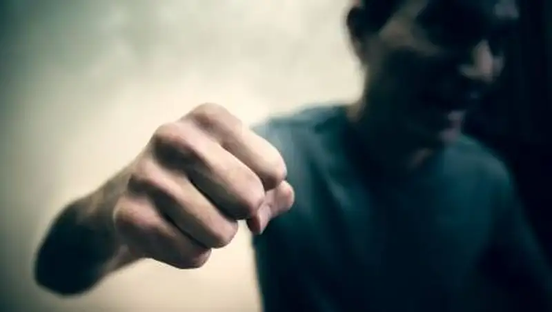 Пинал и бил. Мужчина напал на сотрудника скорой помощи