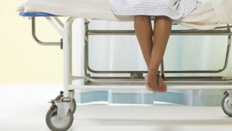 В США больница, выгнавшая на улицу бездомную женщину, заплатит $450 тыс.