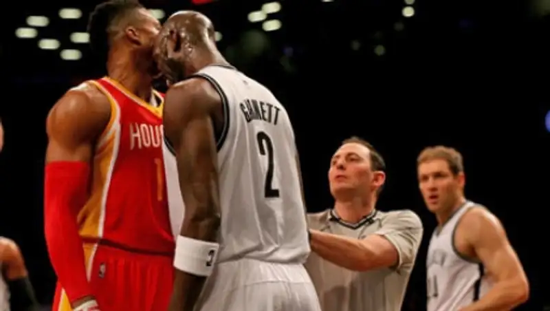 Кевин Гарнетт подрался с Дуайтом Ховардом во время матча НБА