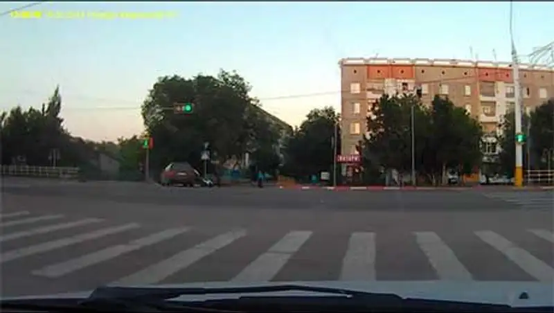 В Костанае мотоциклист на полном ходу врезался в автомобиль