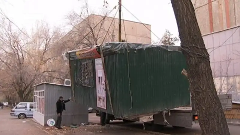 В Алматы продолжается снос незаконных ларьков