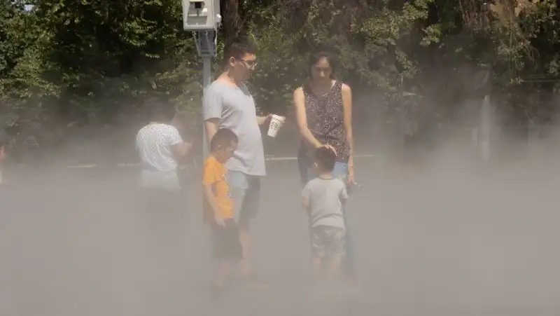 Жители Уральска заполонили больницы из-за жары