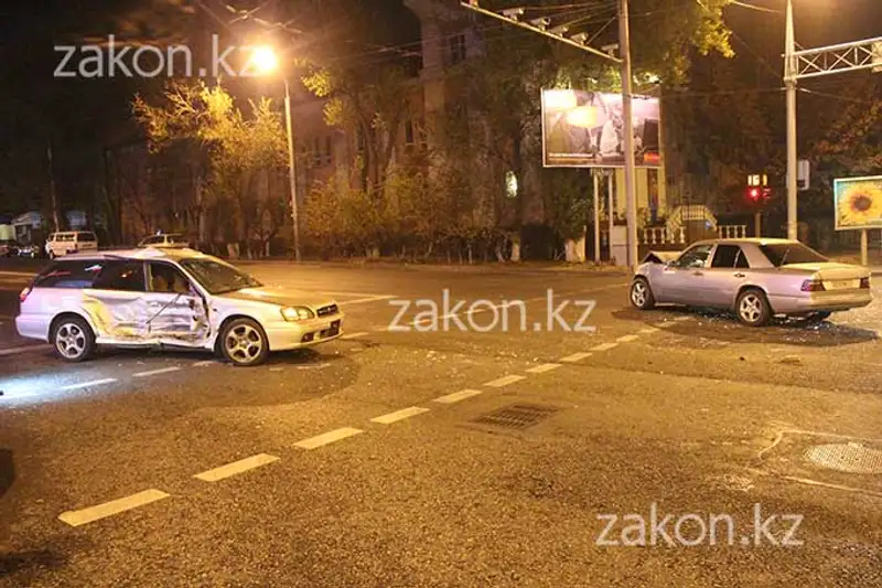 Водитель Мерседеса протаранил Субару, водитель которого поздно совершил левый поворот (фото) Водитель Мерседеса протаранил Субару, водитель которого поздно совершил левый поворот (фото), фото - Новости Zakon.kz от 07.11.2013 18:43