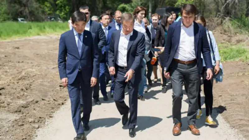 Байбек и Утемуратов ознакомились с ходом реконструкции Главного Ботанического сада