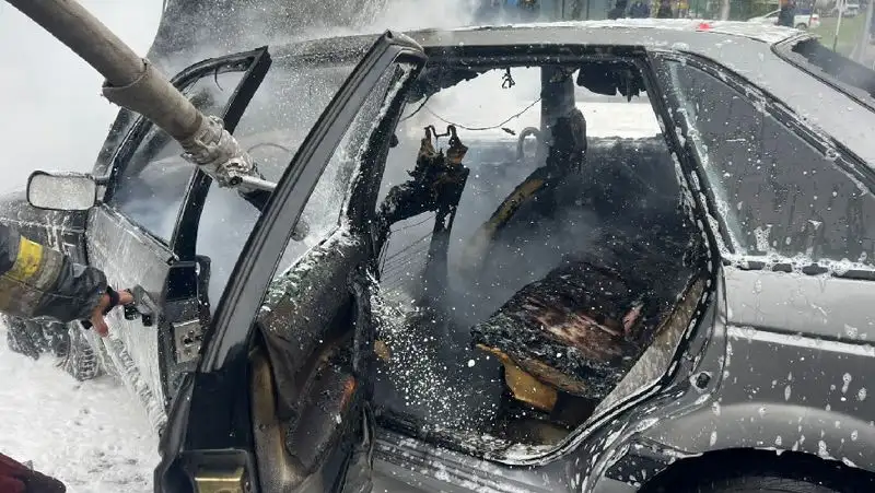 Машина загорелась в юго-восточном районе Нур-Султана, фото - Новости Zakon.kz от 22.08.2022 12:40