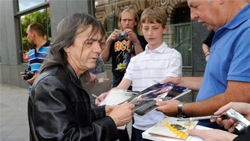 Группа AC/DC может прекратить существование из-за болезни музыканта