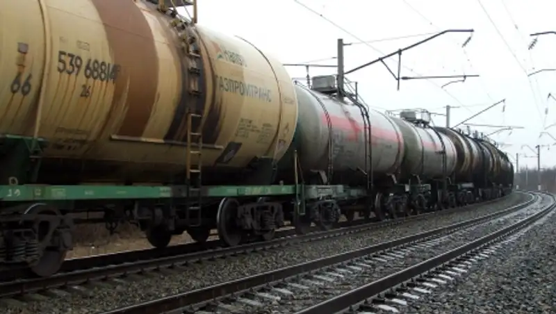 В Шымкенте двое сотрудников железной дороги украли авиатопливо на 2 млн. тенге