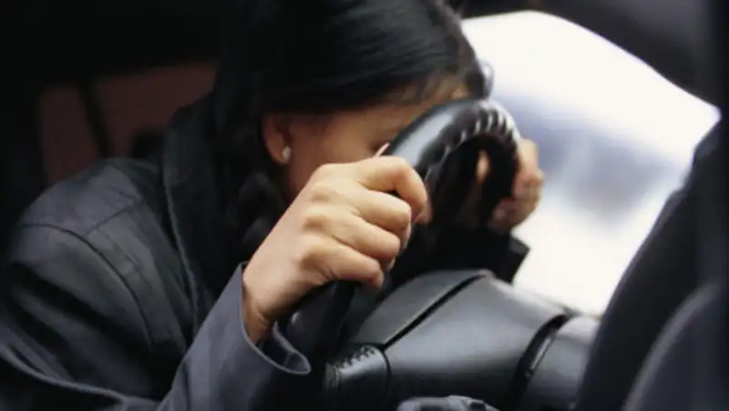 Автоледи в Семее наехала на полицейского, а потом еще и покусала его