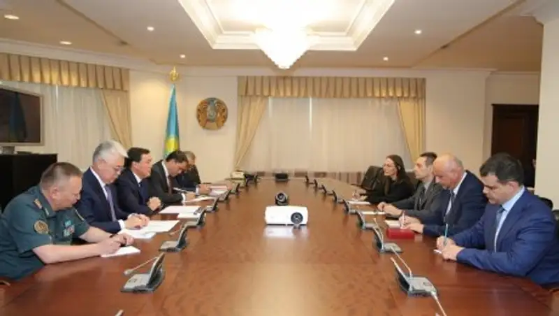 Первый заместитель Премьер-Министра РК Аскар Мамин принял министра обороны Сербии