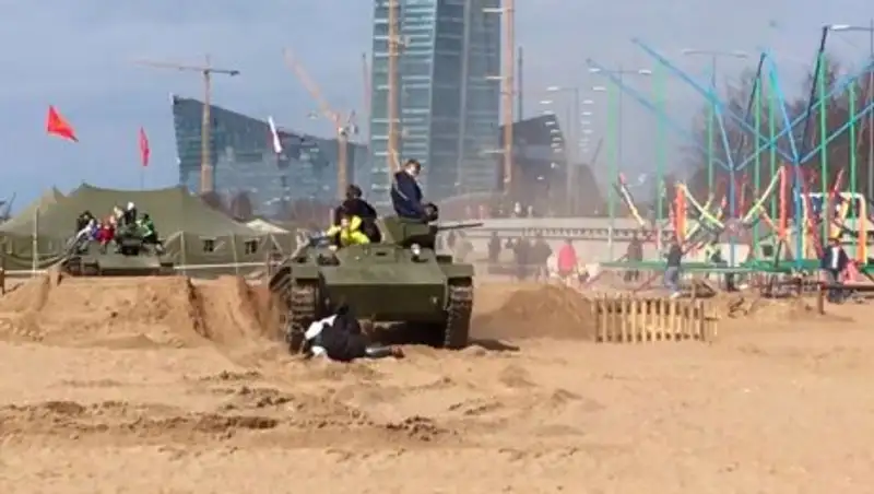 На посетителей фестиваля в Санкт-Петербурге наехал танк