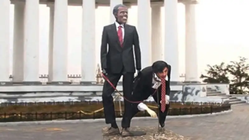 В Одессе установили памятник Саакашвили на поводке у Обамы