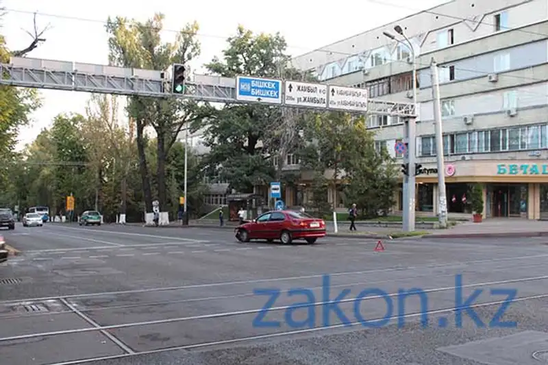 Тойота, водитель которой уснул за рулем, врезалась в Мерседес, купленный 3 дня назад (фото), фото - Новости Zakon.kz от 19.09.2013 18:44