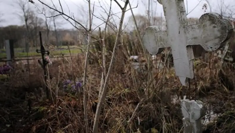 Вандалы разбили 13 надгробий на кладбище в Алматинской области