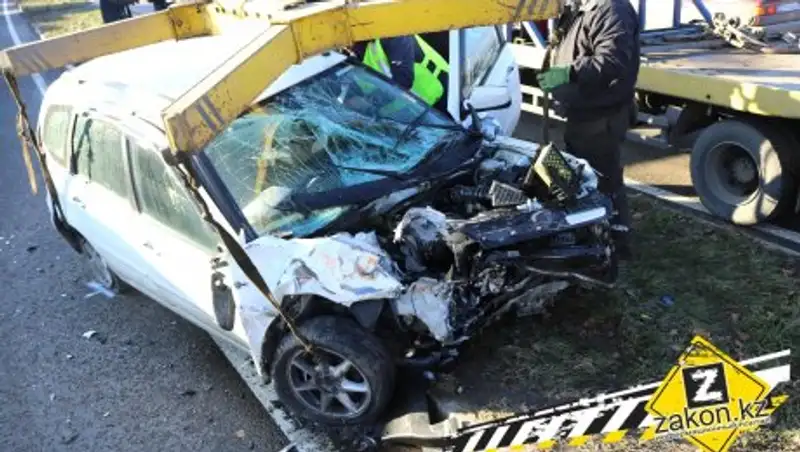 В Алматы пьяный водитель легковушки влетел под КамАЗ