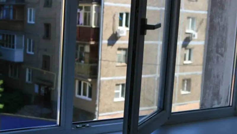 Запойный больной пытался выпрыгнуть из окна больницы в Алматинской области