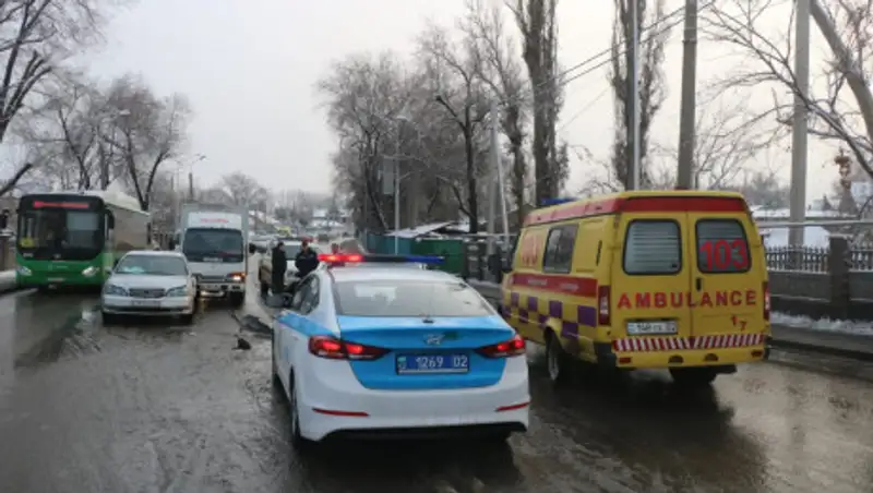 Три человека пострадали в ДТП в Алматы