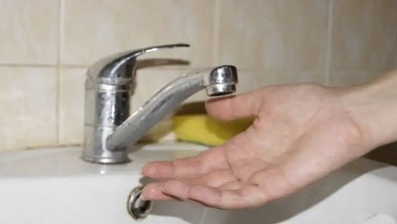 Канализационный коллектор прорвало в Уральске