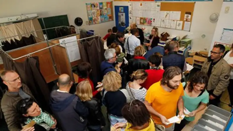 Во Франции закрылись большинство избирательных участков