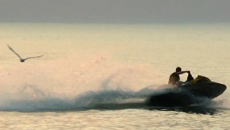 Казахстанец на скутере въехал в людей, купавшихся на Иссык-Куле