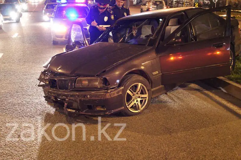В Алматы водитель БМВ снес несколько метров разделительного ограждения на проспекте Аль-Фараби (фото), фото - Новости Zakon.kz от 15.04.2013 15:21