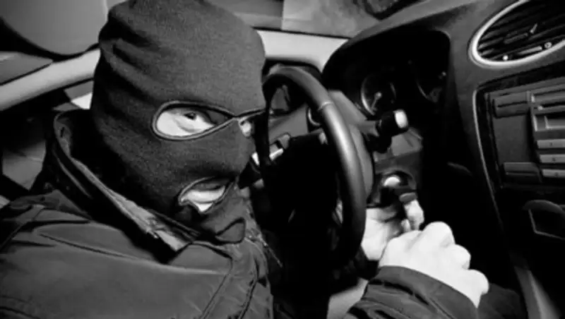 В центре Актау из автомобиля местной жительницы воры украли крупную сумму денег